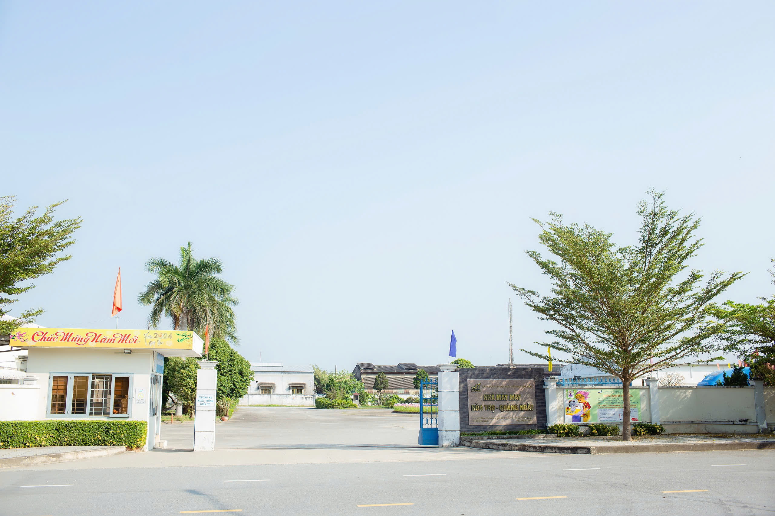 Cổng nhà máy